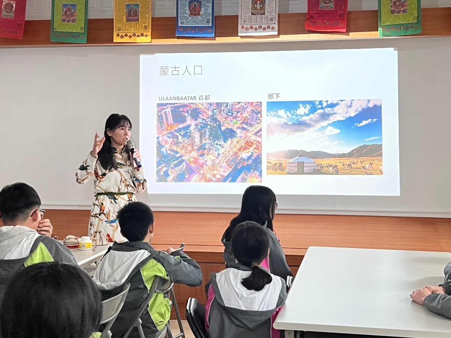 08_參觀新竹241藝術空間，脫下鞋子入展間與作品互動